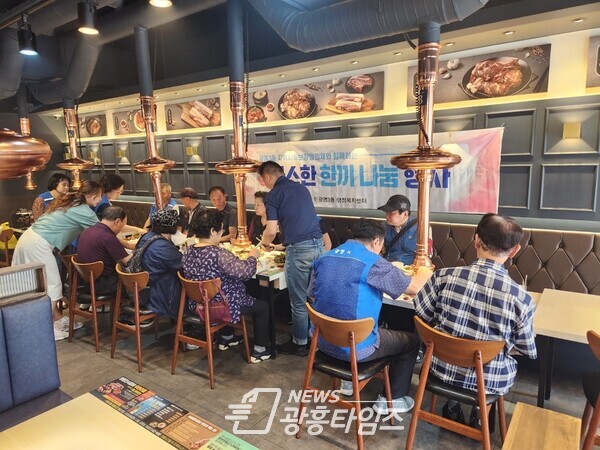 광명시 광명3동 저소득 어르신 10명에게 명륜진사갈비 광명사거리점에서 31일 점심 식사를 대접했다(사진제공=광명3동 행정복지센터) 광명시 광명3동 저소득 어르신 10명에게 명륜진사갈비 광명사거리점에서 31일 점심 식사를 대접했다(사진제공=광명3동 행정복지센터)