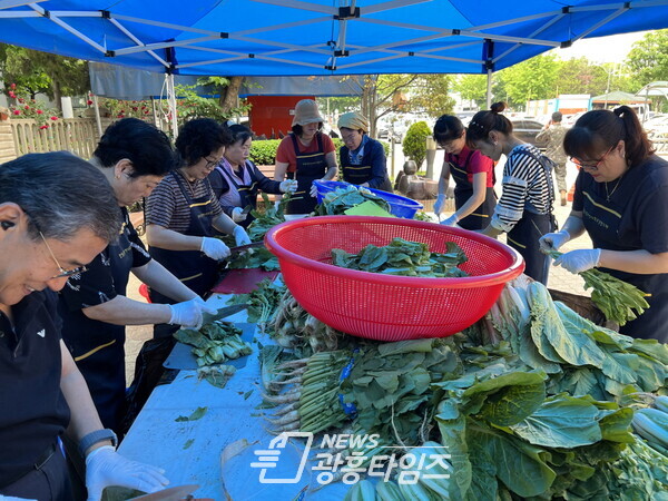 정왕1동 협의체 계절김치 나눔행사(사진제공=정왕1동 행정복지센터) 정왕1동 협의체 계절김치 나눔행사(사진제공=정왕1동 행정복지센터)