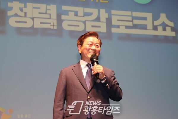 박승원 광명시장은 7일 시민회관 대공연장에서 열린 ‘청렴 공감 토크쇼’ 에서 청렴한 광명시를 만들기 위해서 공정하지 않은 것을 이겨내는 조직문화가 필요하다고 강조했다(사진제공=광명시) 박승원 광명시장은 7일 시민회관 대공연장에서 열린 ‘청렴 공감 토크쇼’ 에서 청렴한 광명시를 만들기 위해서 공정하지 않은 것을 이겨내는 조직문화가 필요하다고 강조했다(사진제공=광명시)