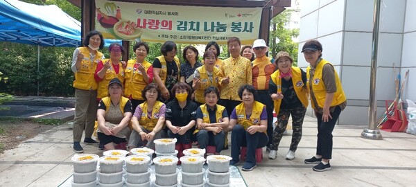 광명시 소하1동 적십자봉사회는 지난 15일 직접 담근 열무김치를 지역 내 홀몸 어르신과 한부모가정 장애인가정 등 저소득 취약계층 35가구에 전달했다(사진제공=소하1동 행정복지센터) 광명시 소하1동 적십자봉사회는 지난 15일 직접 담근 열무김치를 지역 내 홀몸 어르신과 한부모가정 장애인가정 등 저소득 취약계층 35가구에 전달했다(사진제공=소하1동 행정복지센터)