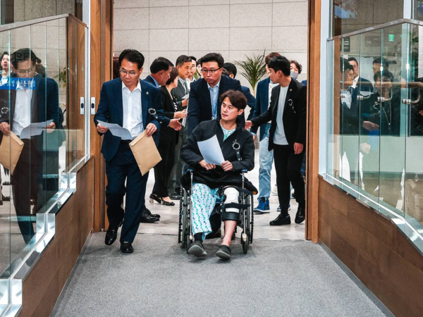 황대호 의원, 십자인대 파열불구, 1400만 경기도민 숙원사업 위해 병상 출석(사진제공=경기도의회) 황대호 의원, 십자인대 파열불구, 1400만 경기도민 숙원사업 위해 병상 출석(사진제공=경기도의회)