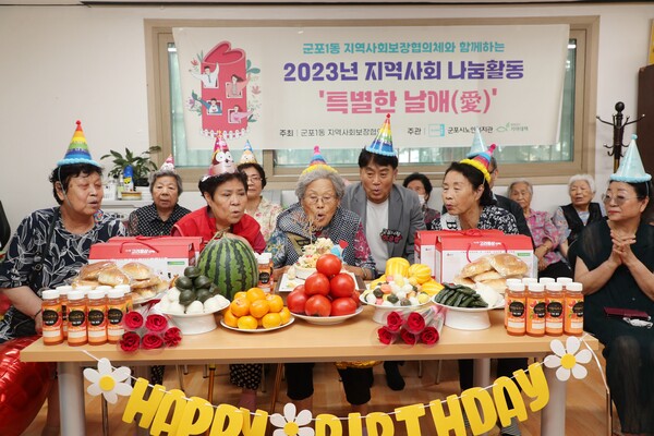 홀몸 어르신 생신축하(사진제공=군포1동 주민센터) 홀몸 어르신 생신축하(사진제공=군포1동 주민센터)