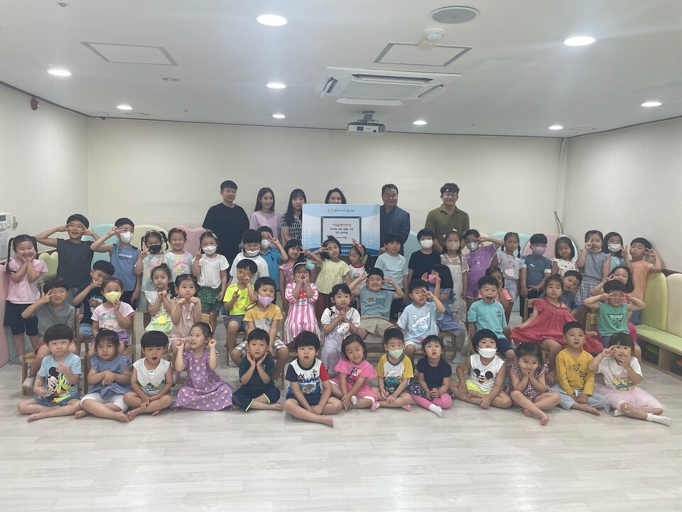 광명시 광명5동의 어려운 가정을 위해 시립광명어린이집에서 3일 후원금 72만 원을 기부했다(사진제공=광명5동 행정복지센터) 광명시 광명5동의 어려운 가정을 위해 시립광명어린이집에서 3일 후원금 72만 원을 기부했다(사진제공=광명5동 행정복지센터)