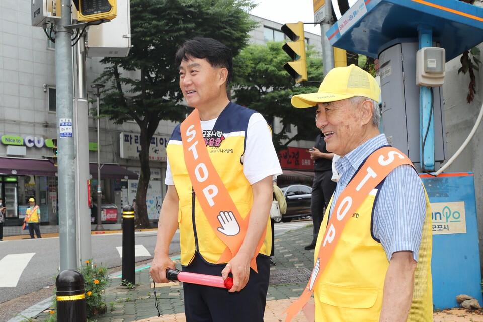 하은호 시장, 1주년 등굣길교통봉사(사진제공=군포시) 하은호 시장, 1주년 등굣길교통봉사(사진제공=군포시)