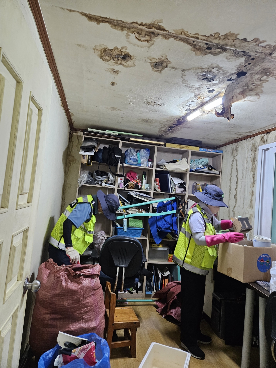 사랑의 집 고치기(사진제공=금정종 주민센터) 사랑의 집 고치기(사진제공=금정종 주민센터)
