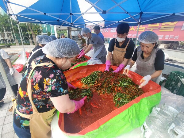 사랑의 열무김치 나눔행사(사진제공=능곡동 행정복지센터) 사랑의 열무김치 나눔행사(사진제공=능곡동 행정복지센터)