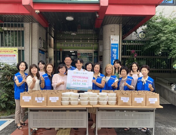 광명시 하안4동 지역사회보장협의체는 지난 10일 KTX광명역사컨벤션웨딩홀 후원으로 관내 취약계층 및 복지사각지대 50가구를 직접 방문해 복날 맞이 삼계탕을 전달했다(사진제공=하안4동 행정복지센터) 광명시 하안4동 지역사회보장협의체는 지난 10일 KTX광명역사컨벤션웨딩홀 후원으로 관내 취약계층 및 복지사각지대 50가구를 직접 방문해 복날 맞이 삼계탕을 전달했다(사진제공=하안4동 행정복지센터)