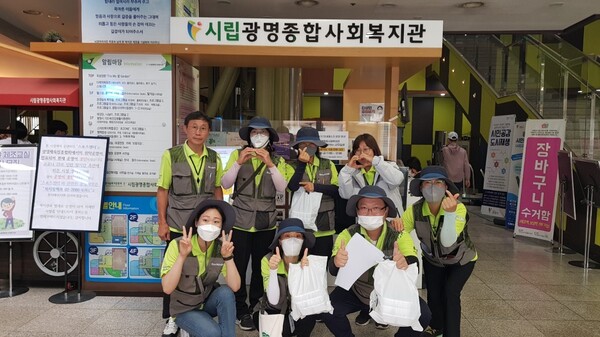 광명시 행복마을 관리소가 광명종합사회복지관과 연계하여 독거노인 및 취약계층분들을 대상으로 도시락배달을 진행하고 있다(사진제공=광명시) 광명시 행복마을 관리소가 광명종합사회복지관과 연계하여 독거노인 및 취약계층분들을 대상으로 도시락배달을 진행하고 있다(사진제공=광명시)