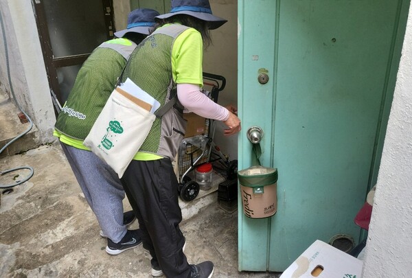 광명시 행복마을 관리소가 광명종합사회복지관과 연계하여 독거노인 및 취약계층분들을 대상으로 도시락배달을 진행하고 있다(사진제공=광명시) 광명시 행복마을 관리소가 광명종합사회복지관과 연계하여 독거노인 및 취약계층분들을 대상으로 도시락배달을 진행하고 있다(사진제공=광명시)