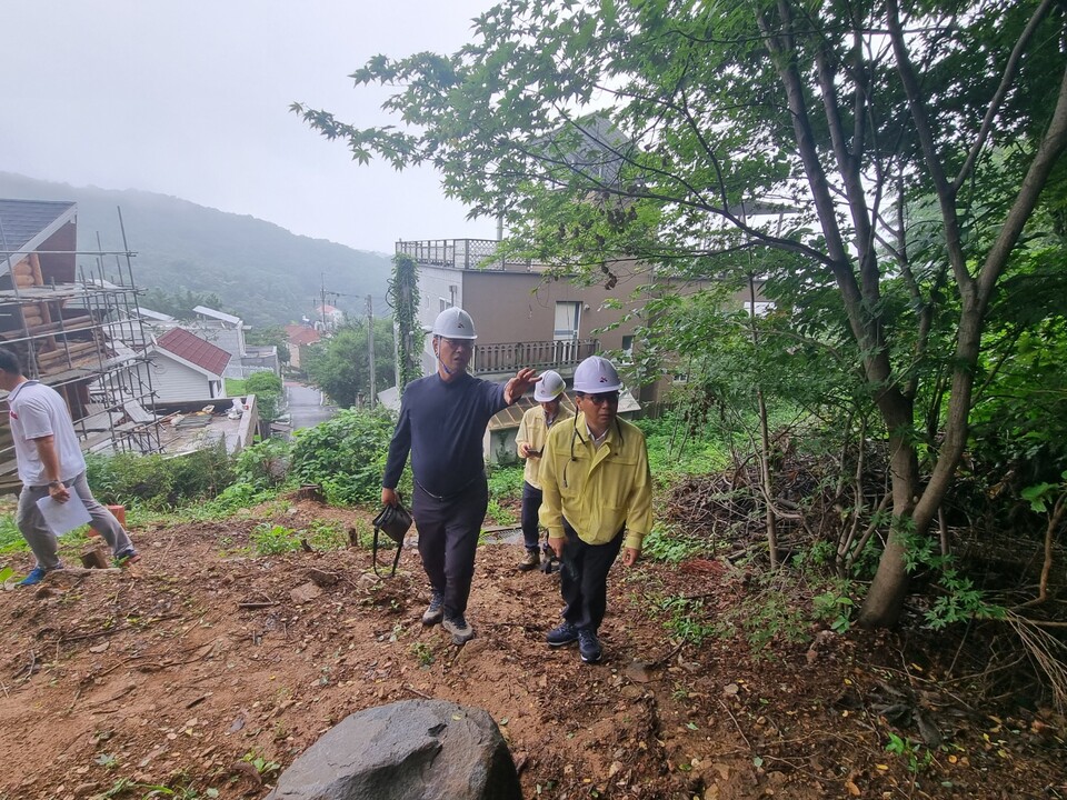 16일 비탈면 붕괴 대비 현장점검에 나선 연제찬 시흥시 부시장이 하우로 주택가 인근 비탈면과 옹벽 등을 둘러보며 위험요소를 살피고 있다(사진제공=시흥시) 16일 비탈면 붕괴 대비 현장점검에 나선 연제찬 시흥시 부시장이 하우로 주택가 인근 비탈면과 옹벽 등을 둘러보며 위험요소를 살피고 있다(사진제공=시흥시)
