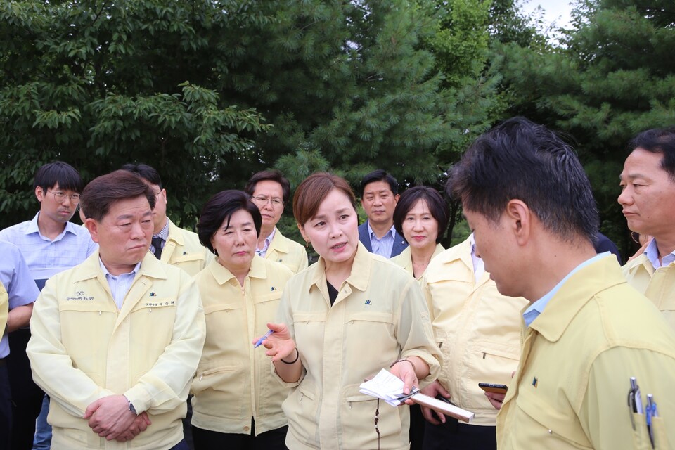 국회-정부-광명시 목감천 현장점검 (사진제공=임오경 의원실) 국회-정부-광명시 목감천 현장점검 (사진제공=임오경 의원실)