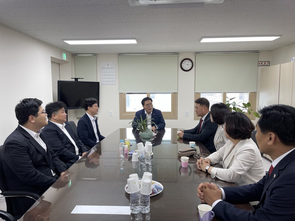 송석준 도당원장과 면담하는 신임 대표단 (사진제공=경기도의회 국민의힘) 송석준 도당원장과 면담하는 신임 대표단 (사진제공=경기도의회 국민의힘)