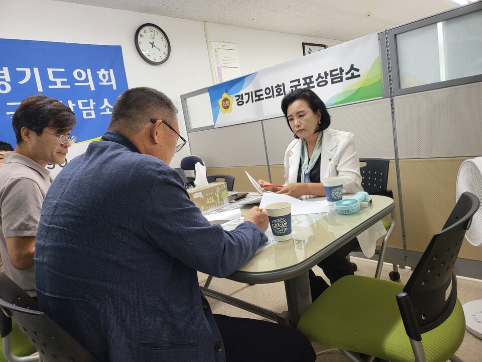 정윤경의원, 도 철도운영과로부터 금정역 복합환승센터 추진현황 보고 받아(사진제공=경기도의회 군포상담소) 정윤경의원, 도 철도운영과로부터 금정역 복합환승센터 추진현황 보고 받아(사진제공=경기도의회 군포상담소)