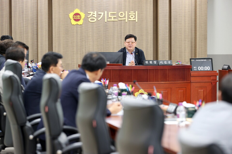 제11대 제2기 경기도의회 예산결산특별위원장 이선구 위원장, 고은정.허원 부위원장 선출 (사진제공=경기도의회) 제11대 제2기 경기도의회 예산결산특별위원장 이선구 위원장, 고은정.허원 부위원장 선출 (사진제공=경기도의회)