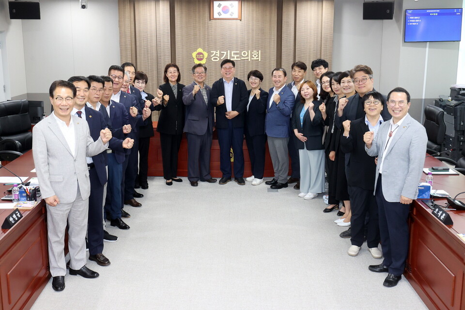제11대 제2기 경기도의회 예산결산특별위원장 이선구 위원장, 고은정.허원 부위원장 선출 (사진제공=경기도의회) 제11대 제2기 경기도의회 예산결산특별위원장 이선구 위원장, 고은정.허원 부위원장 선출 (사진제공=경기도의회)