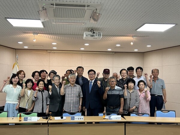 대한노인회, 신현동 노인회 격려(사진제공=신현동 행정복지센터) 대한노인회, 신현동 노인회 격려(사진제공=신현동 행정복지센터)