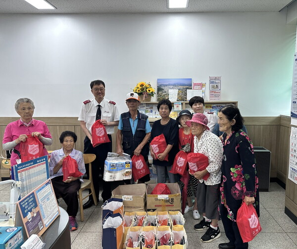 안전 냉방용품 전달(사진제공=신천동 행정복지센터) 안전 냉방용품 전달(사진제공=신천동 행정복지센터)