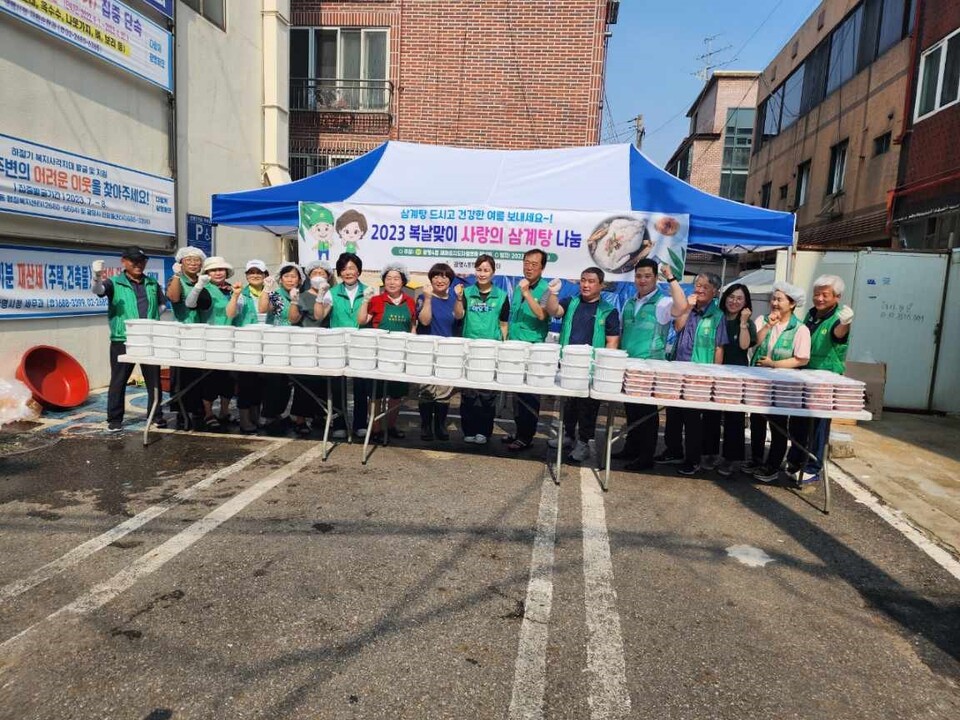 광명시 광명4동 새마을지도자협의회·부녀회는 복날을 맞아 20일 삼계탕과 곁들임 반찬을 관내 2개 경로당과 홀몸 어르신 등 200여 명에게 전달했다(사진제공=광명4동 행정복지센터) 광명시 광명4동 새마을지도자협의회·부녀회는 복날을 맞아 20일 삼계탕과 곁들임 반찬을 관내 2개 경로당과 홀몸 어르신 등 200여 명에게 전달했다(사진제공=광명4동 행정복지센터)