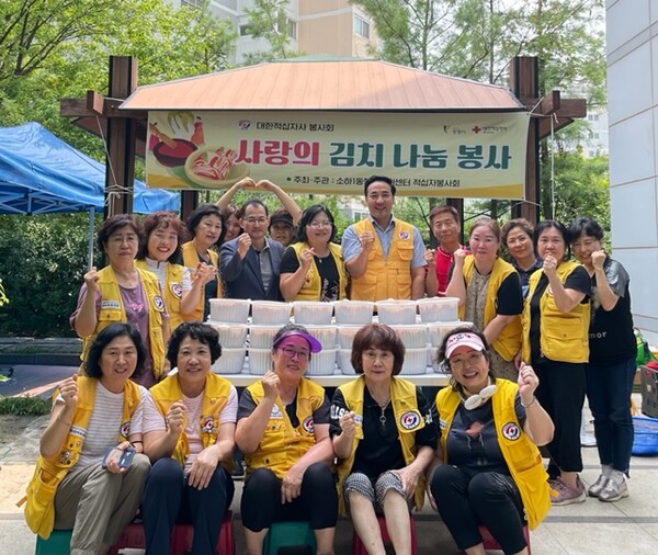 광명시 소하1동 적십자봉사회는 20일 직접 담근 김치를 지역 내 홀몸 어르신과 한부모가정 장애인가정 등 저소득 취약계층 41가구에 전달했다(사진제공=소하1동 행정복지센터) 광명시 소하1동 적십자봉사회는 20일 직접 담근 김치를 지역 내 홀몸 어르신과 한부모가정 장애인가정 등 저소득 취약계층 41가구에 전달했다(사진제공=소하1동 행정복지센터)