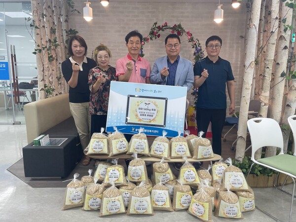 광명5동 주민자치회 김중호 부회장은 21일 도움의 손길이 필요한 이웃들에게 전해달라며 현미 160kg를 동 행정복지센터에 전달했다(사진제공=광명5동 행정복지센터) 광명5동 주민자치회 김중호 부회장은 21일 도움의 손길이 필요한 이웃들에게 전해달라며 현미 160kg를 동 행정복지센터에 전달했다(사진제공=광명5동 행정복지센터)