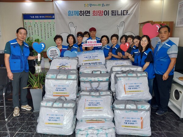 광명시 광명4동 지역사회보장협의체는 28일 관내 저소득 및 독거어르신 30가정에 여름나기 이불세트를 전달했다(사진제공=광명4동 행정복지센터) 광명시 광명4동 지역사회보장협의체는 28일 관내 저소득 및 독거어르신 30가정에 여름나기 이불세트를 전달했다(사진제공=광명4동 행정복지센터)