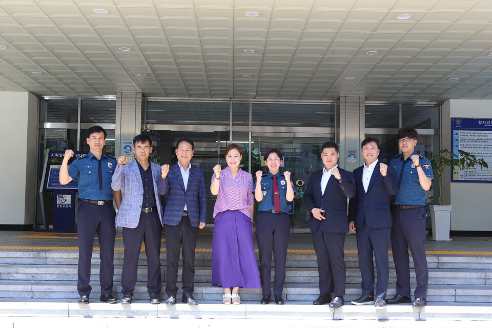임오경 국회의원_ 광명경찰서장과 광명시민 치안안전 협의 (사진제공=임오경 의원실) 임오경 국회의원_ 광명경찰서장과 광명시민 치안안전 협의 (사진제공=임오경 의원실)