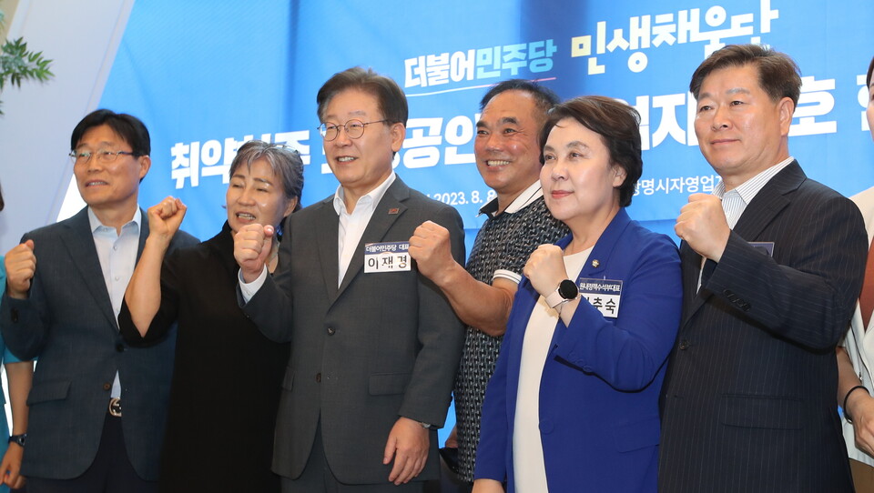 더불어민주당 민생채움단이 주최하는 광명시 소상공인 현장 간담회가 8일 광명시 사회적경제홍보관 ‘더 가치홀’에서 개최되었다(사진제공=광명시) 더불어민주당 민생채움단이 주최하는 광명시 소상공인 현장 간담회가 8일 광명시 사회적경제홍보관 ‘더 가치홀’에서 개최되었다(사진제공=광명시)