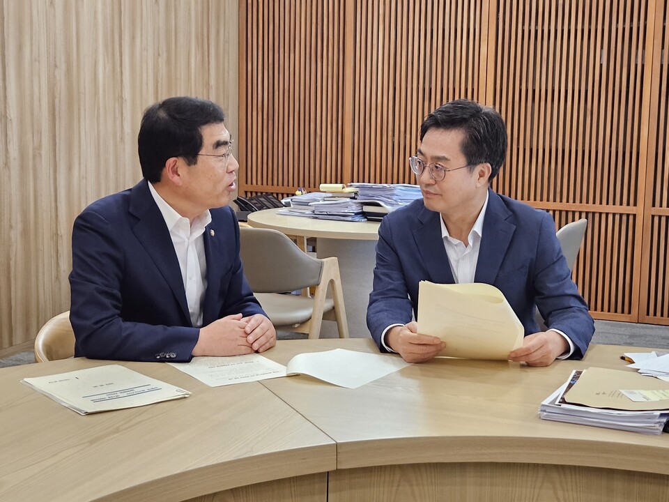 양기대 국회의원, 김동연 경기도지사와 광명 현안 해결 맞손(사진제공=양기대 의원실) 양기대 국회의원, 김동연 경기도지사와 광명 현안 해결 맞손(사진제공=양기대 의원실)