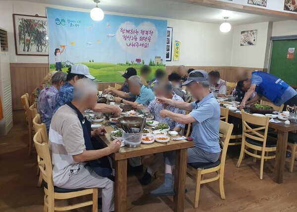 광명시 철산2동 지역사회보장협의체는 말복을 맞아 지난 9일 건강밥상 나눔 사업을 진행해 어르신 20명에게 오리백숙을 대접했다(사진제공=철산2동 행정복지센터) 광명시 철산2동 지역사회보장협의체는 말복을 맞아 지난 9일 건강밥상 나눔 사업을 진행해 어르신 20명에게 오리백숙을 대접했다(사진제공=철산2동 행정복지센터)