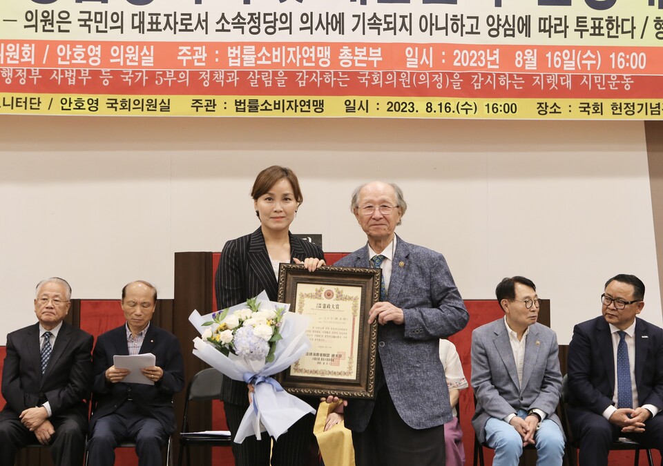 임오경 국회의원, 대한민국 헌정대상 3년 연속 수상(사진제공=임오경 의원실) 임오경 국회의원, 대한민국 헌정대상 3년 연속 수상(사진제공=임오경 의원실)