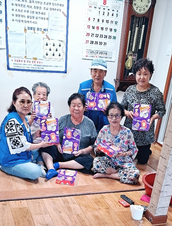 소하1동지역사회보장협의체(위원장 박종숙)는 16일 ‘찾아가는 광명마을냉장고’를 진행했다(사진제공=소하1동 행정복지센터) 소하1동지역사회보장협의체(위원장 박종숙)는 16일 ‘찾아가는 광명마을냉장고’를 진행했다(사진제공=소하1동 행정복지센터)