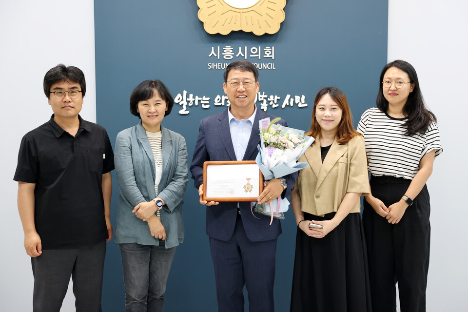 시흥시의회 박춘호의원(가운데) 광복절 기념 민족공훈대상 수상(사진제공=시흥시의회) 시흥시의회 박춘호의원(가운데) 광복절 기념 민족공훈대상 수상(사진제공=시흥시의회)