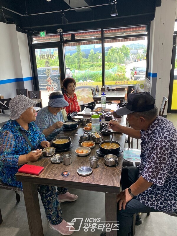매화동 요식업체 취약계층 식사 후원(사진제공=매화동 행정복지센터) 매화동 요식업체 취약계층 식사 후원(사진제공=매화동 행정복지센터)