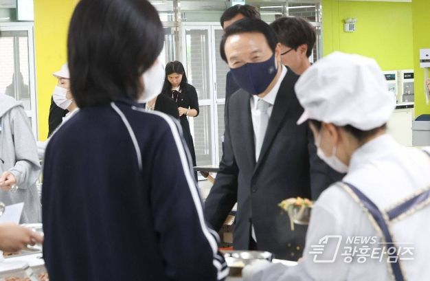 임태희 경기도교육감이 4일 오후 경기도 수원의 한 중학교를 방문해 자율선택급식 현황을 살펴보고 있다