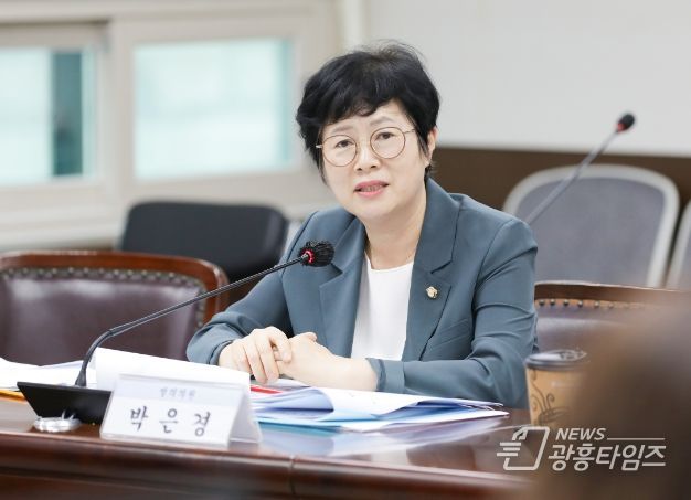 박은경 의원이 8월 29일 제284회 임시회 기획행정위원회에서 ‘안산시 출자·출연기관 출연금 정산 조례안’에 대해 설명하고 있는 모습