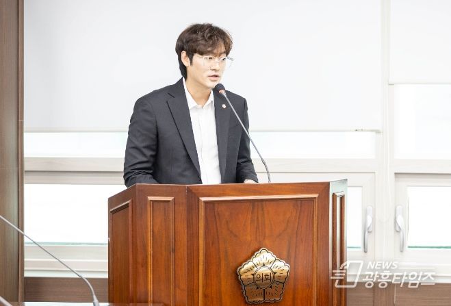 선현우 의원이 지난 8월 30일 제284회 임시회 도시환경위원회에서 ‘안산시 교통안전 증진을 위한 지원 조례 전부개정조례안’에 대해 설명하고 있는 모습