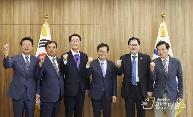 11일 오후 경기도청 집무실에서 김동연 경기도지사가 전남지역 4개 군(郡) 대표와 특산물 소비 활성화 방안을 논의 했다.