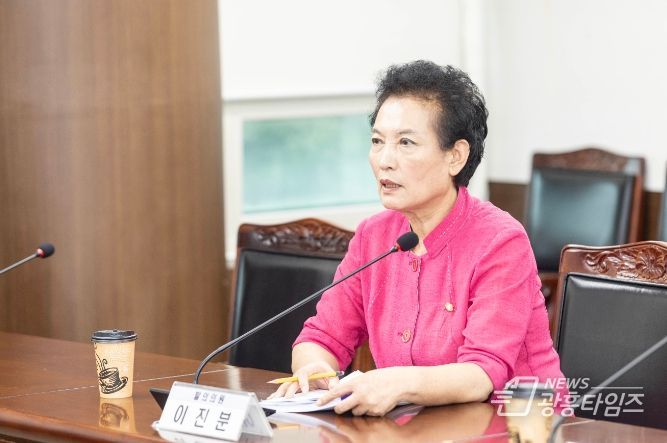 사진은 이진분 의원이 지난 8월 29일 제284회 임시회 문화복지위원회에서 ‘안산시 장애인 대상 범죄예방 및 피해자 지원 조례안’에 대해 설명하고 있는 모습.