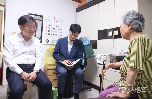 박승원 광명시장은 20일 독거 어르신 가정을 방문해 안부를 묻고 따뜻한 명절을 보내도록 위로했다.