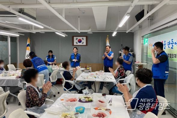 광명시 광명5동 지역사회보장협의체는 22일 동 행정복지센터에서 관내 독거어르신 20명을 대상으로 ‘일상에서 행복을 만들어가는 아름다운 동행’ 4회차로 요리교실을 진행했다