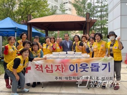 광명시 소하1동 적십자봉사회는 추석 명절을 맞아 지난 21일 정성껏 담근 김치를 지역 내 저소득 취약계층 36가구를 직접 방문해 전달했다