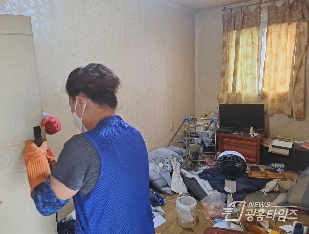 광명시 광명5동 행정복지센터는 25일 주거환경이 취약한 치매 독거노인 2가구를 방문하여 자원봉사자 등과 함께 집안 쓰레기를 정리하고 소독하는 등 주거환경을 개선했다.