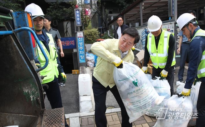 박승원 광명시장은 지난 9월 28일 추석 연휴에도 깨끗한 광명시를 위해 묵묵히 일하는 환경미화원들과 현장 활동을 함께했다