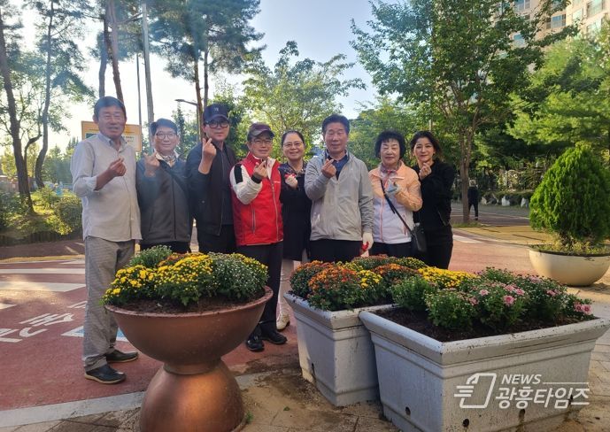 광명시 광명6동 주민자치회는 지난 5일 도란도란 도심숲길 입구와 동 행정복지센터 화단에 삼색국화 70여 본을 심었다