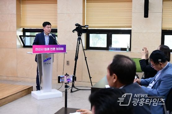 17일 안산시청 제1회의실에서 정례브리핑 실시 이석종 산업지원본부장
