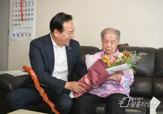 오산시, 노인의 날 기념 100세 장수 어르신에‘청려장’전달