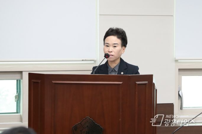 이지화 의원이 지난 10월 17일 제285회 임시회 기획행정위원회에서 안산투명사회협약 실천 및 그 지원에 관한 조례 폐지조례안’에 대해 제안설명을 하고 있다