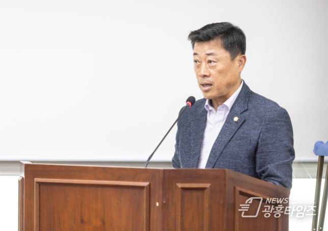 김재국 의원이 지난 10월 18일 제285회 임시회 문화복지위원회에서 ‘안산시 장기등 기증등록 장려에 관한 조례 전부개정조례안’에 대해 제안설명을 하고 있다.