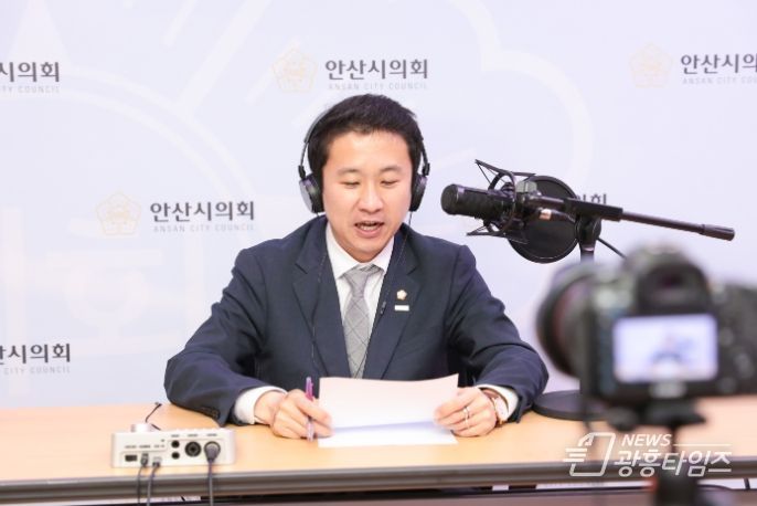 안산시의회가 오는 10일부터 사내 방송 ‘안산시의회 FM’을 송출한다. 사진은 첫 회 방송 DJ를 맡은 송바우나 의장이 녹음에 임하고 있는 모습.