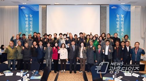 참석자와 내빈 단체사진